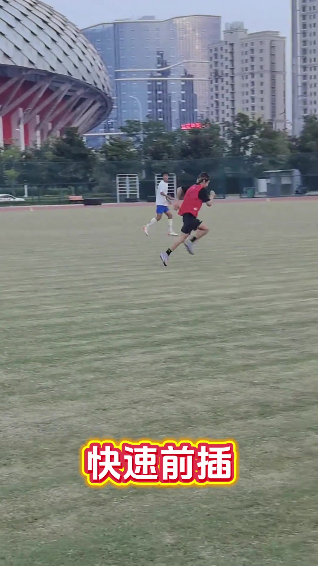 博主：韦世豪今日在家乡带蚌埠青少年球员训练 展示任意球破门