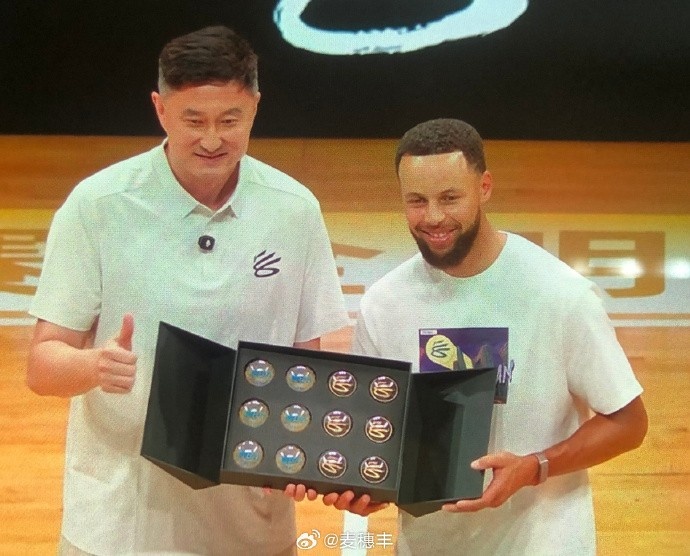 有排面！杜锋为库里送上粤BA纪念品 并一起合影留念