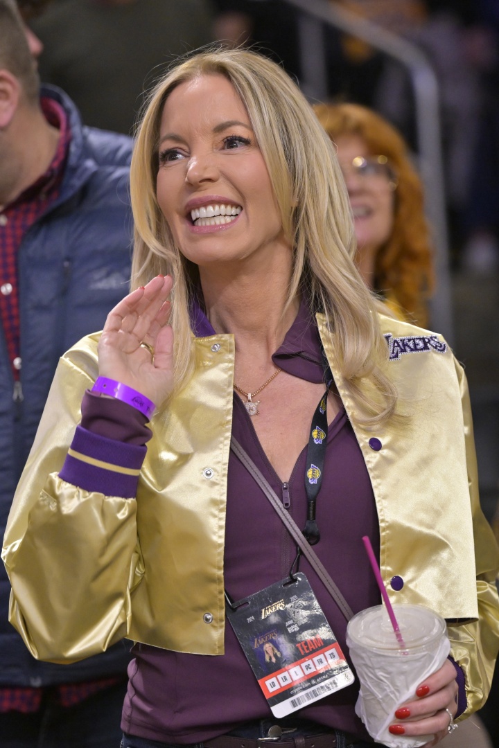 专家：珍妮目前还无法提交禁令阻止出售 必须等沃尔特的正式通知