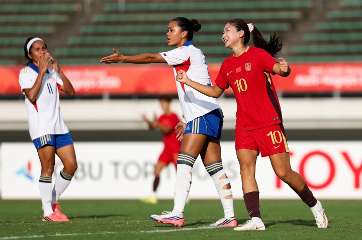 这球漂亮！王妍雯兜射破门完成梅开二度！中国女足2-0领先菲律宾