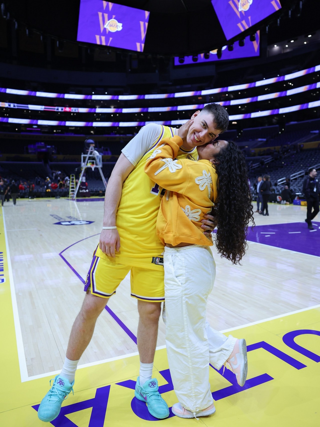 结婚一周年!拉拉维亚晒夫妻合照深情表白妻子:与你共度余生 结婚一周年!拉拉维亚晒夫妻合照深情表白妻子:与你共度余生