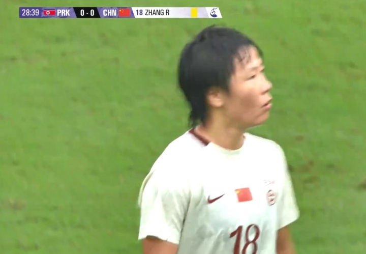 中国女足上半场已有2人染黄，孙方欣踢倒对手+张睿撞倒对手